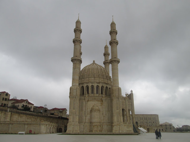 Los azeríes profesan la religión musulmana, de ahí las numerosas mezquitas