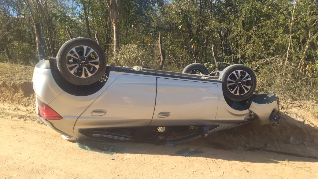 Jacobina: Veículo Onix capota na estrada vicinal do Curralinho