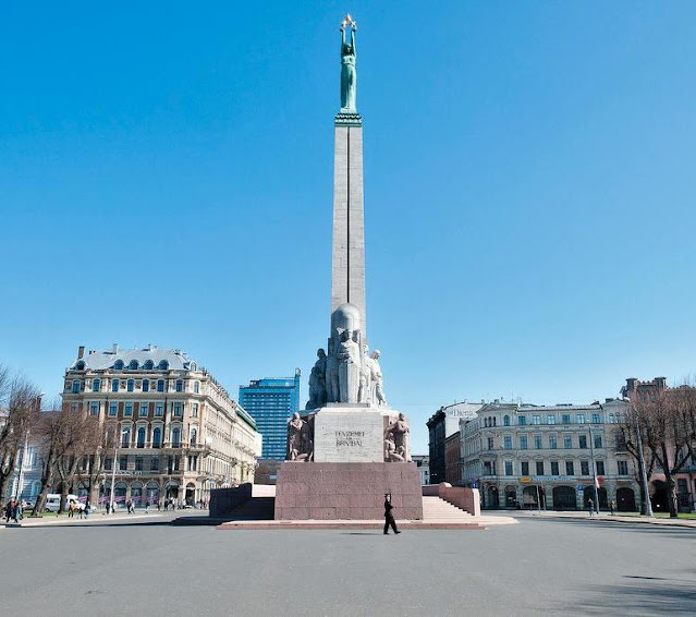 Памятник монумент Свободы в Риге