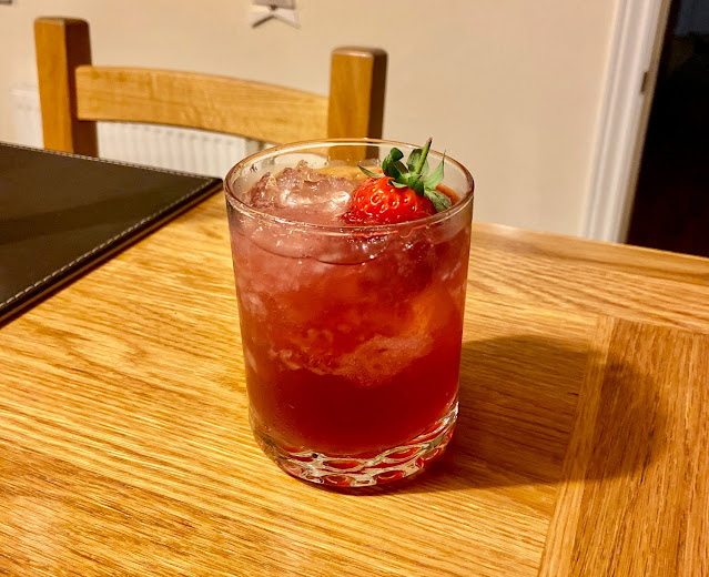 Bramble gin cocktail