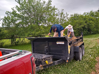 Spreading chips on an orchard install