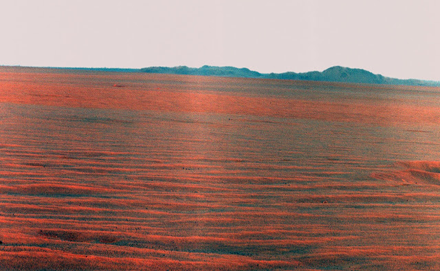 Панорамная фотография восточного края кратера Индевор, сделанная с расстояния около 30-ти километров.