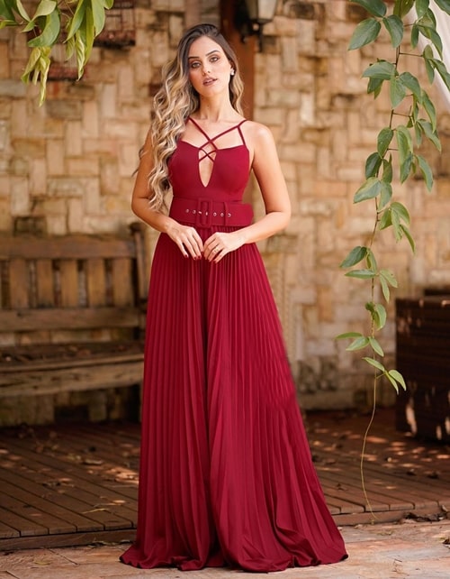 Vestido marsala 2020: fotos, modelos e tendências para madrinhas | Madrinhas de Casamento
