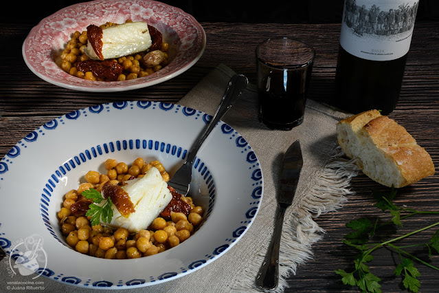 Bacalao a baja temperatura sobre cama de garbanzos y tomate seco