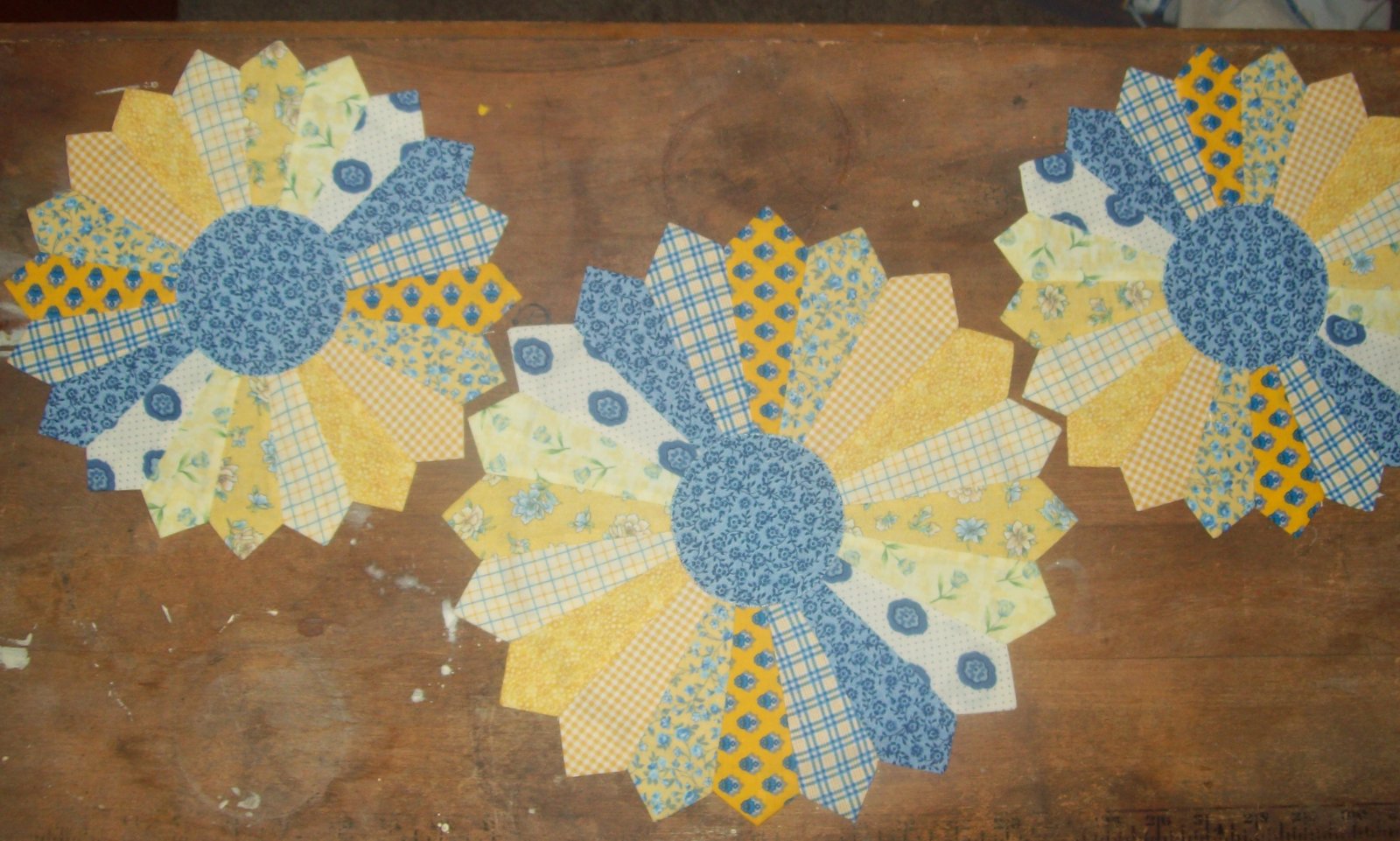 MARION MCCLELLAN Dresden Plate Table Topper