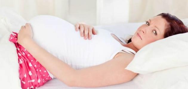 مخاطر النوم على الظهر عند الحامل.
