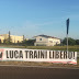 Luca Traini libero! Lo striscione di Forza Nuova fuori il carcere di Piacenza