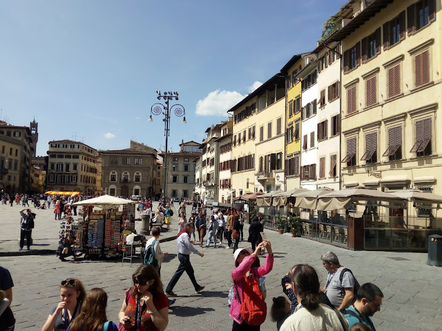 La piazza Santa Croce vue depuis la basilique (côté droit de la place)