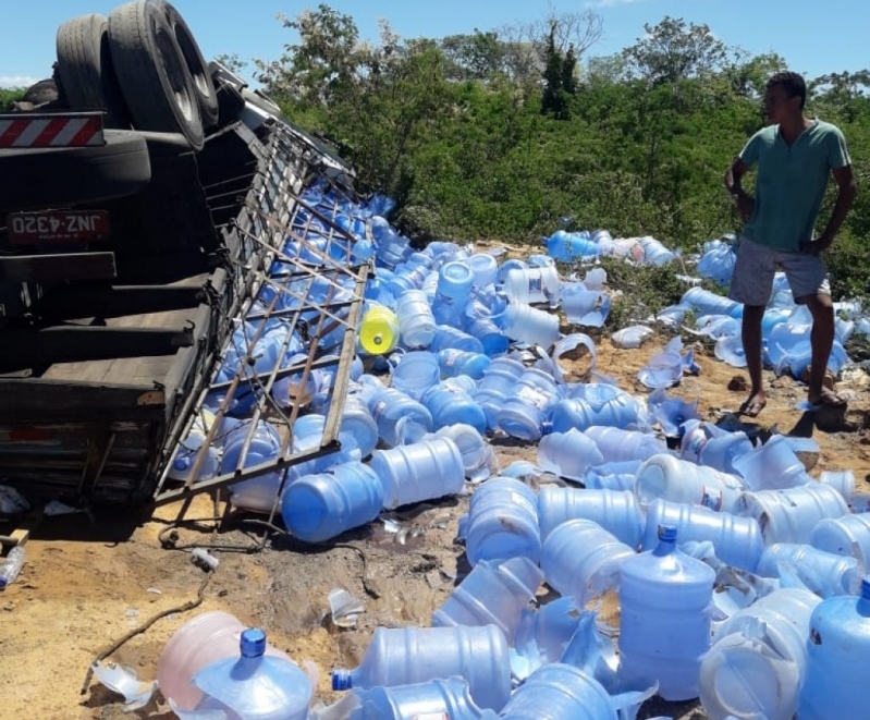 Caminhão carregado com água mineral tomba na BR 030 em Guanambi Caminhão carregado com água mineral tomba na BR 030 em Guanambi
