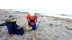 Lapset rannalla, hiekkaleikit, kettutakki, kettupipo, pupupipo