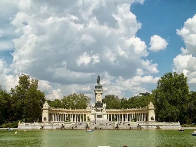 Parque del Retiro in Madrid on Semi-Charmed Kind of Life