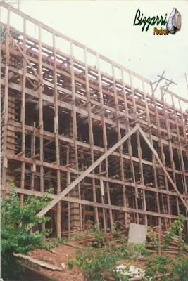 Construção de casa em Ubatuba-SP com a construção da piscina em cima de pilares de concreto em terreno muito ingrime em uma costeira de frente para o mar. Construção das caixarias de madeira dos pilares de concreto e das vigas de sustentação para a construção da casa com piscina.