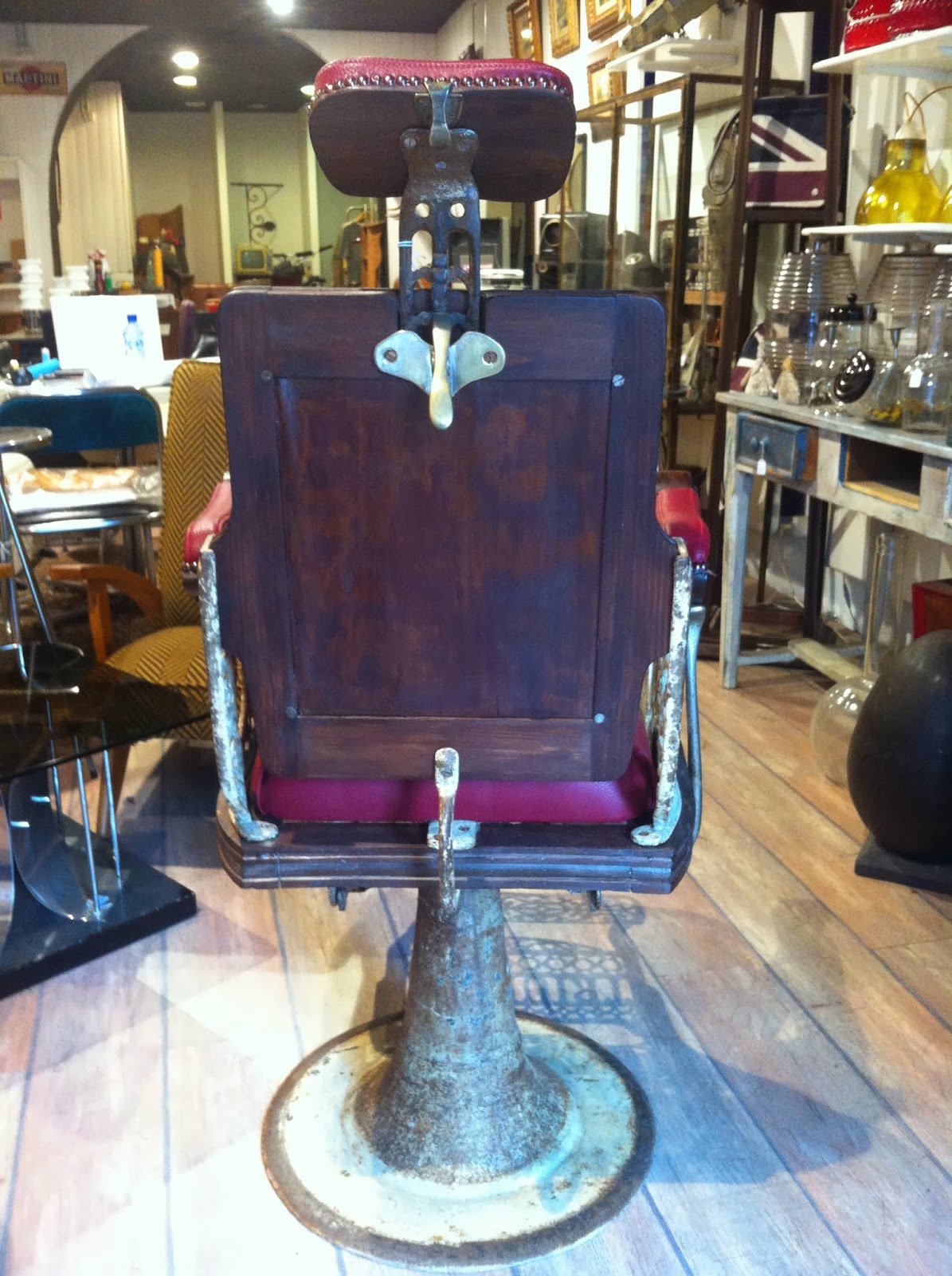 decoración vintage, antiguitatsbaraturantic sillón antiguo de barbero