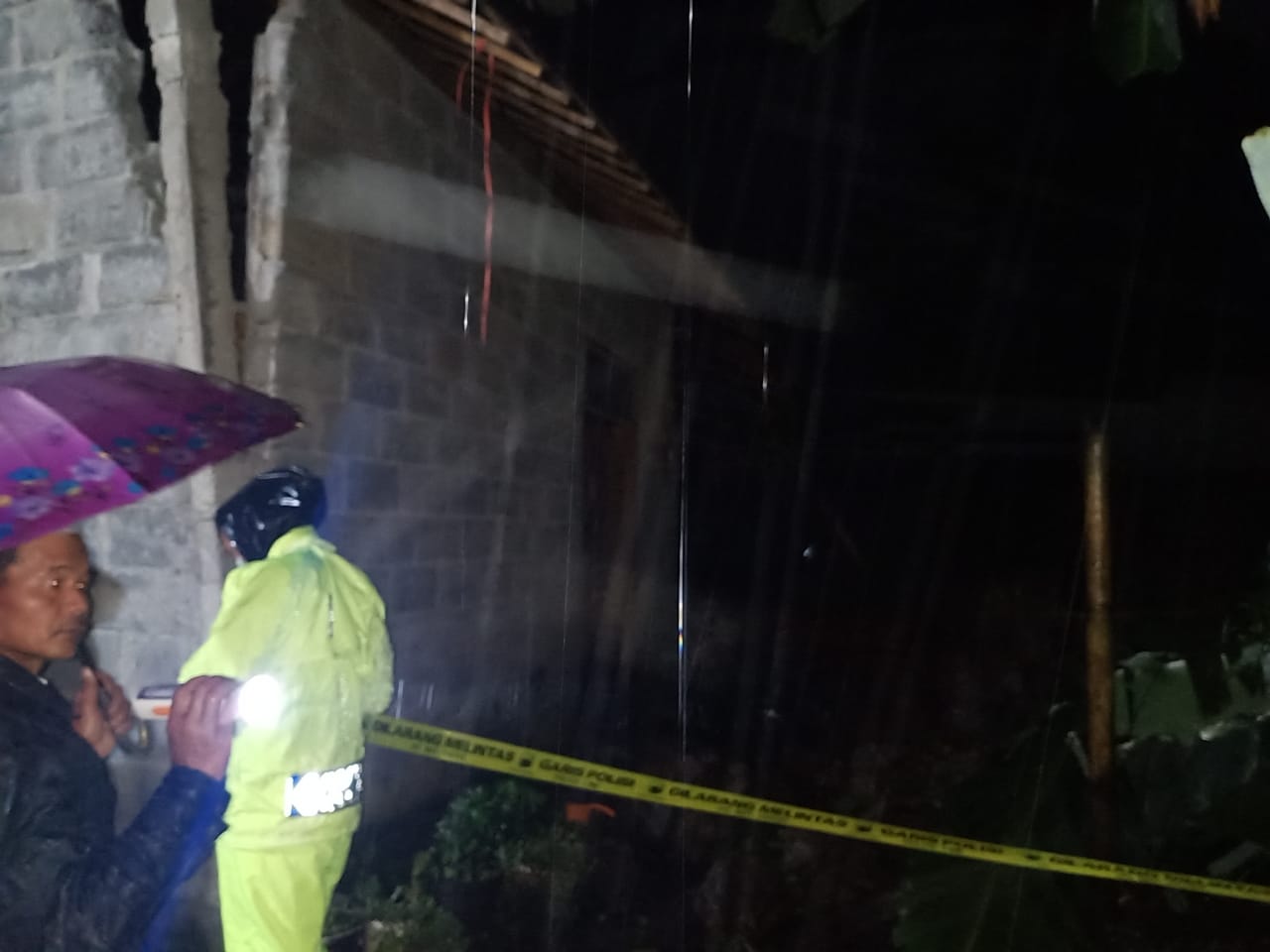 Lagi, Senderan Setinggi 6 Meter Jebol Menimpa Rumah Warga