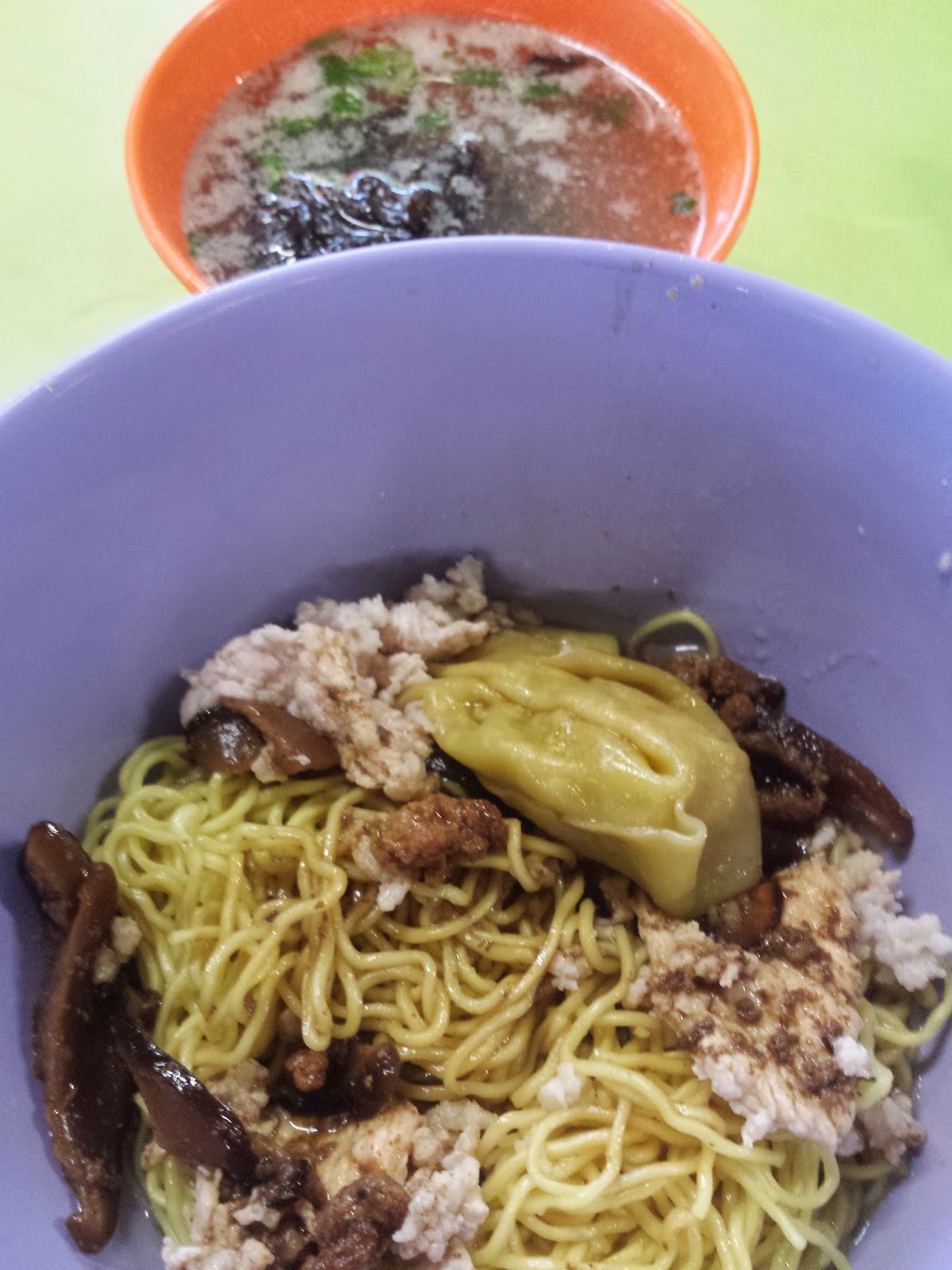 Somewhere in Singapore Blog: Ah Kow Mushroom Minced Pork Mee @ Hong Lim ...