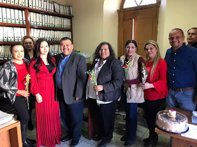 Recorren oficinas municipales alcalde de Álamos y su esposa para felicitar al personal