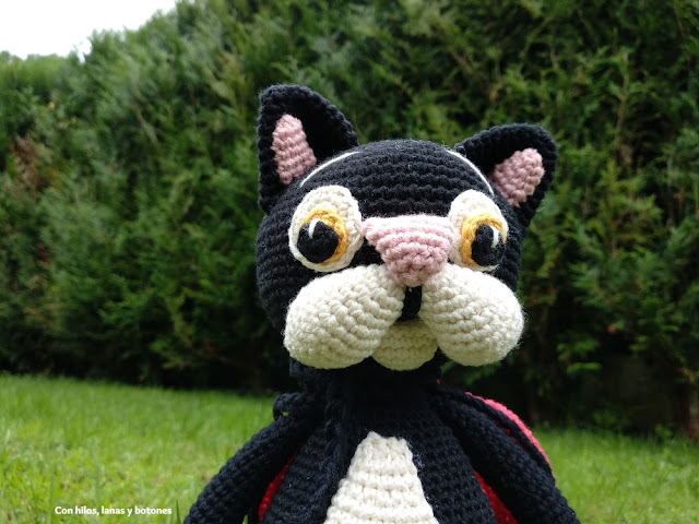 Con hilos, lanas y botones: el gato Samaín amigurumi (patrón Cucapuntoes)"