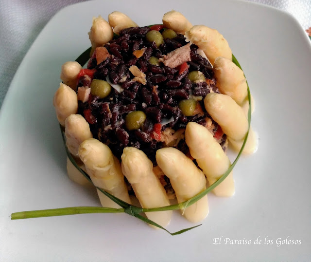 Timbal De Ensalada De Arroz Negro Con Atún Y Verduras
