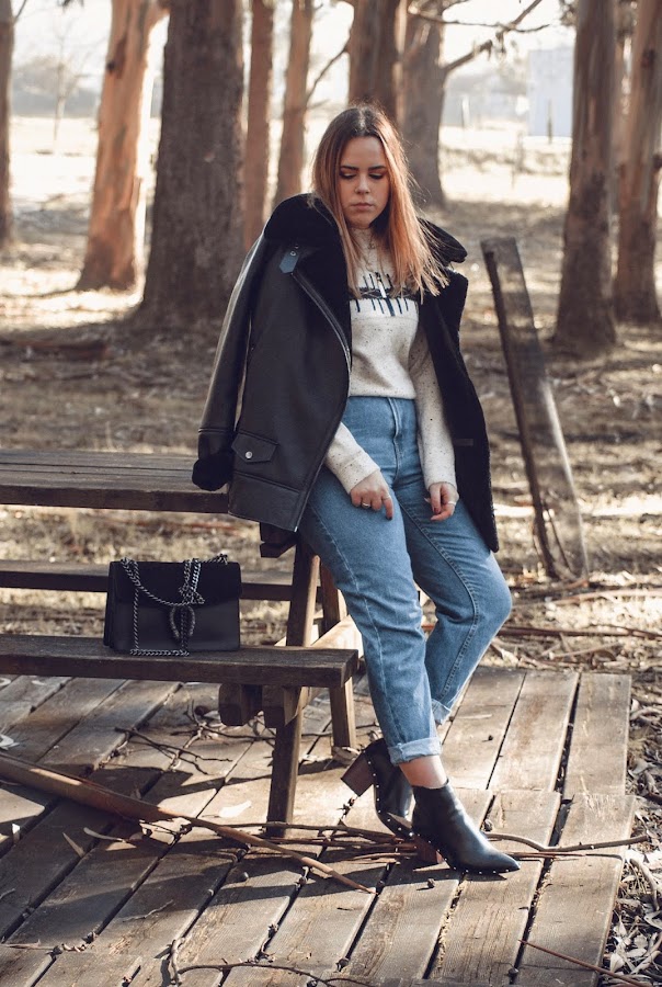 Outfit con mom jeans