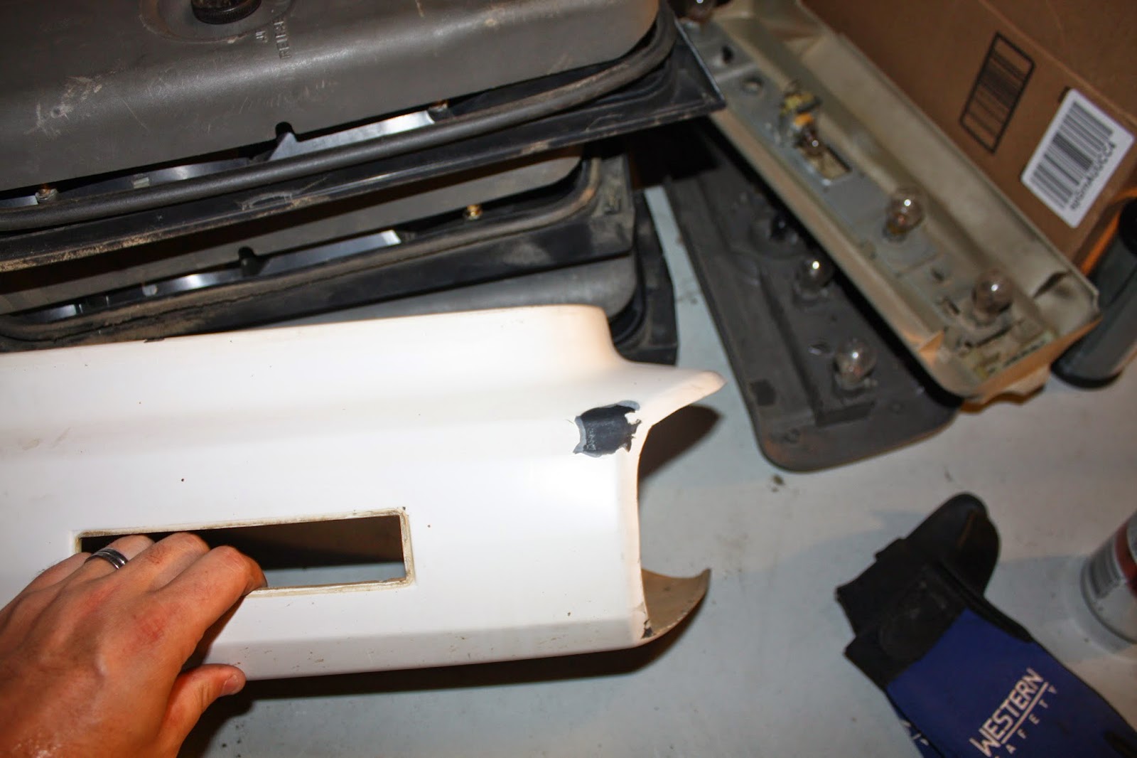 KrEvCon BMW Parts Driver's Side E30 Rear Bumper Trim (White)