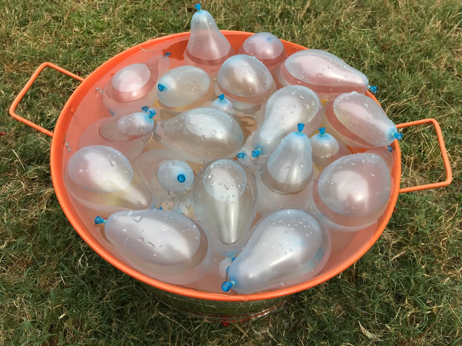 Tips for Preparing Water Balloons for a Pary Dallas Mom Blog and Fort