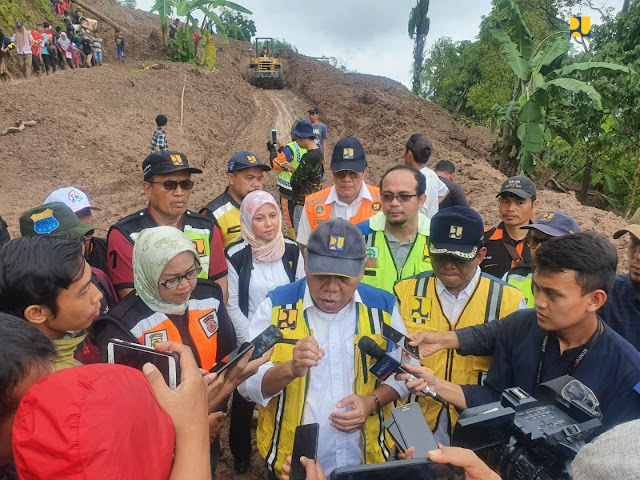 Tambah Alat Berat, Menteri PUPR Targetkan Jalan Terisolir di Sukmajaya, Bogor, Bisa Diakses Minggu Ini Tambah Alat Berat, Menteri PUPR Targetkan Jalan Terisolir di Sukmajaya, Bogor, Bisa Diakses Minggu Ini