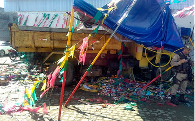 Caminhão de coleta de lixo atinge barracas de fogos de artifício e deixa dois mortos na Bahia