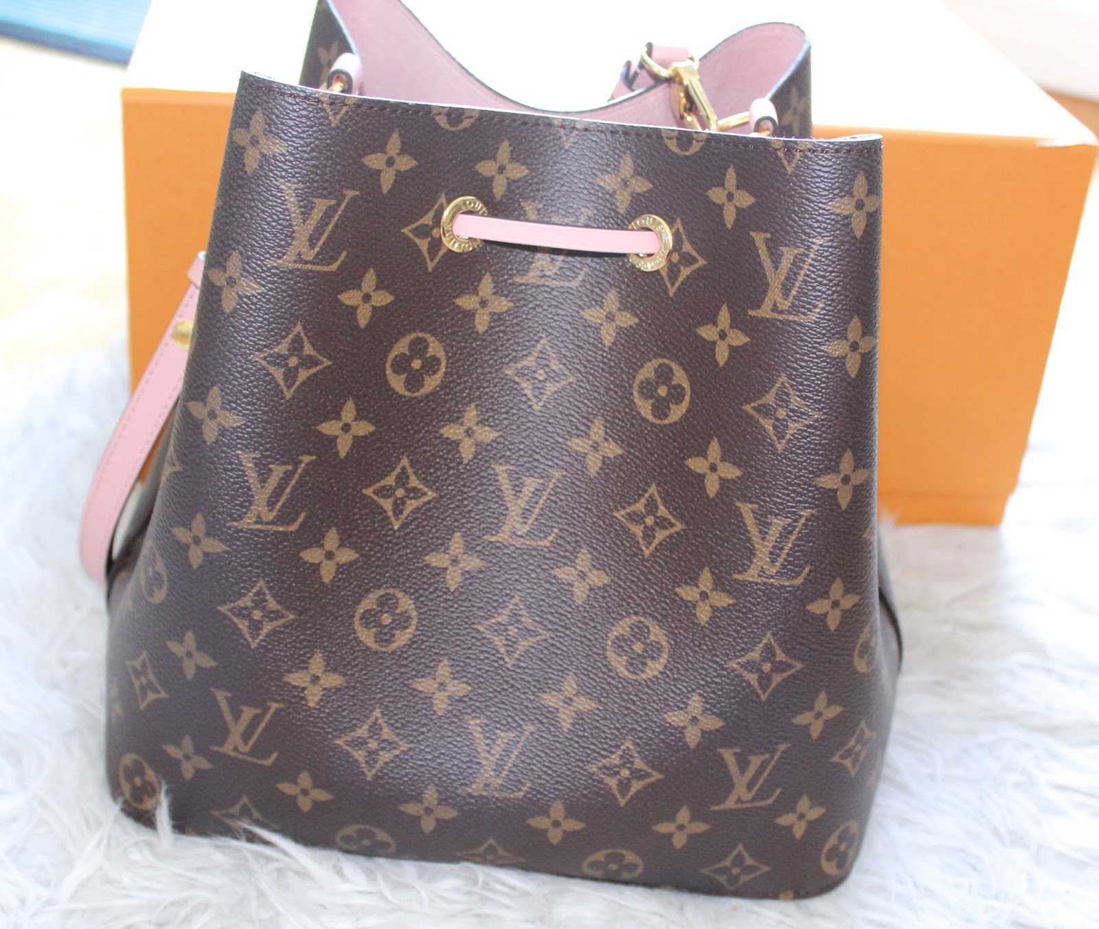 Louis Vuitton NeoNoe MM UNBOXING and REVIEW; my first LV bag! 