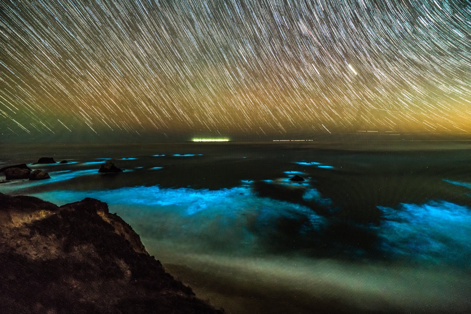 Фитопланктон в океане. Светящийся океан биолюминесцентный фитопланктон. Озеро Гипселенд Австралия. Свечение моря.