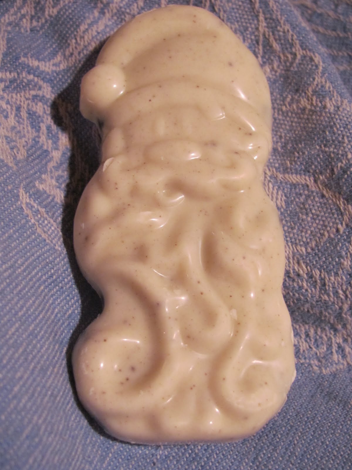 Foodette Reviews Hershey's Cookies 'n' Creme Santa