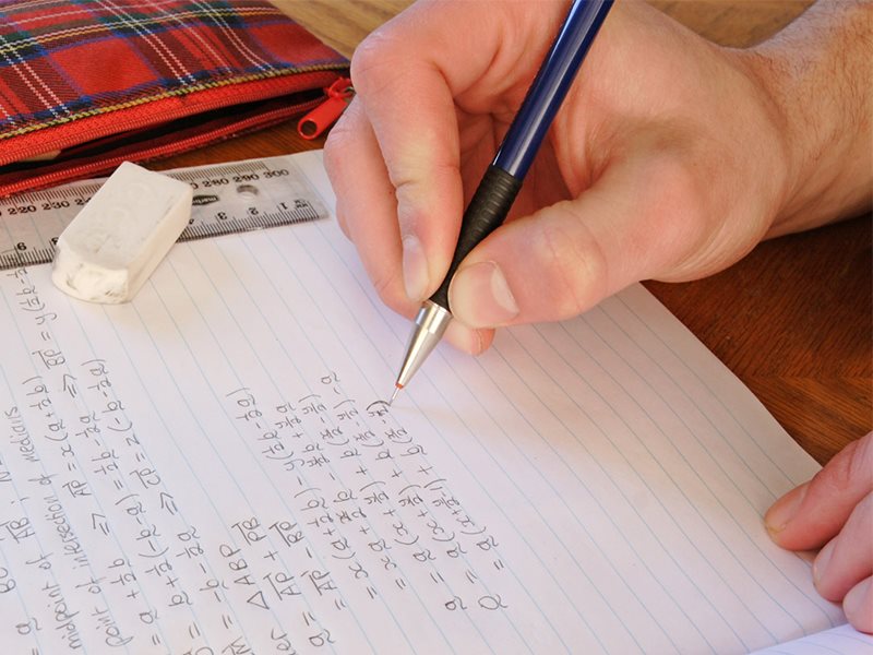 Perfect writer. человек записывает в блокнот. подписывают бумаги руки. Perfect writer. копирайтер обои.