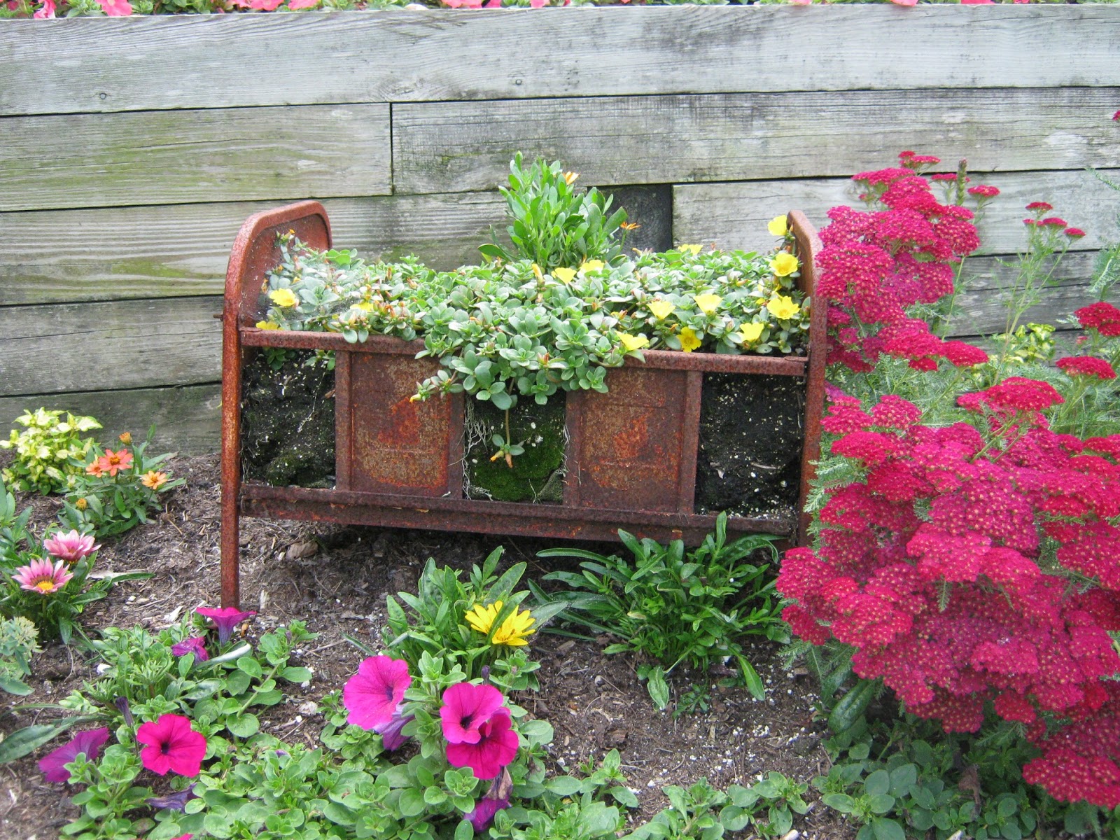 Primitive Passion Decorating Primitive Garden pics from Lacasa Garden