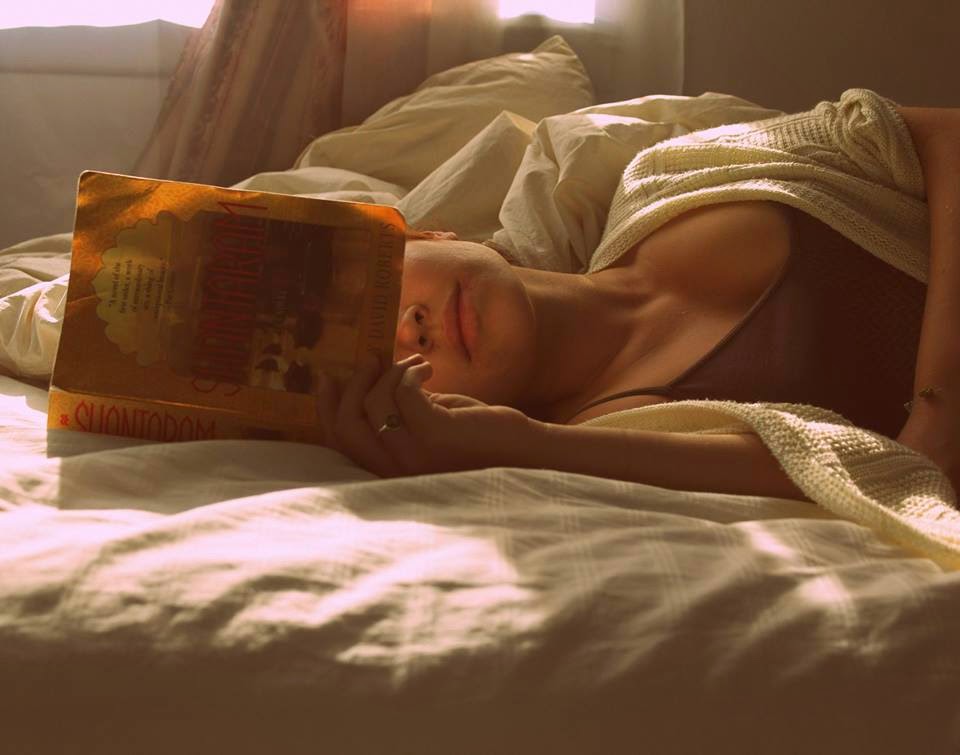 девушка с книгой. читать книгу лежа и наслаждаться. человек читает перед сном. Bed. книга лежит на кровати.