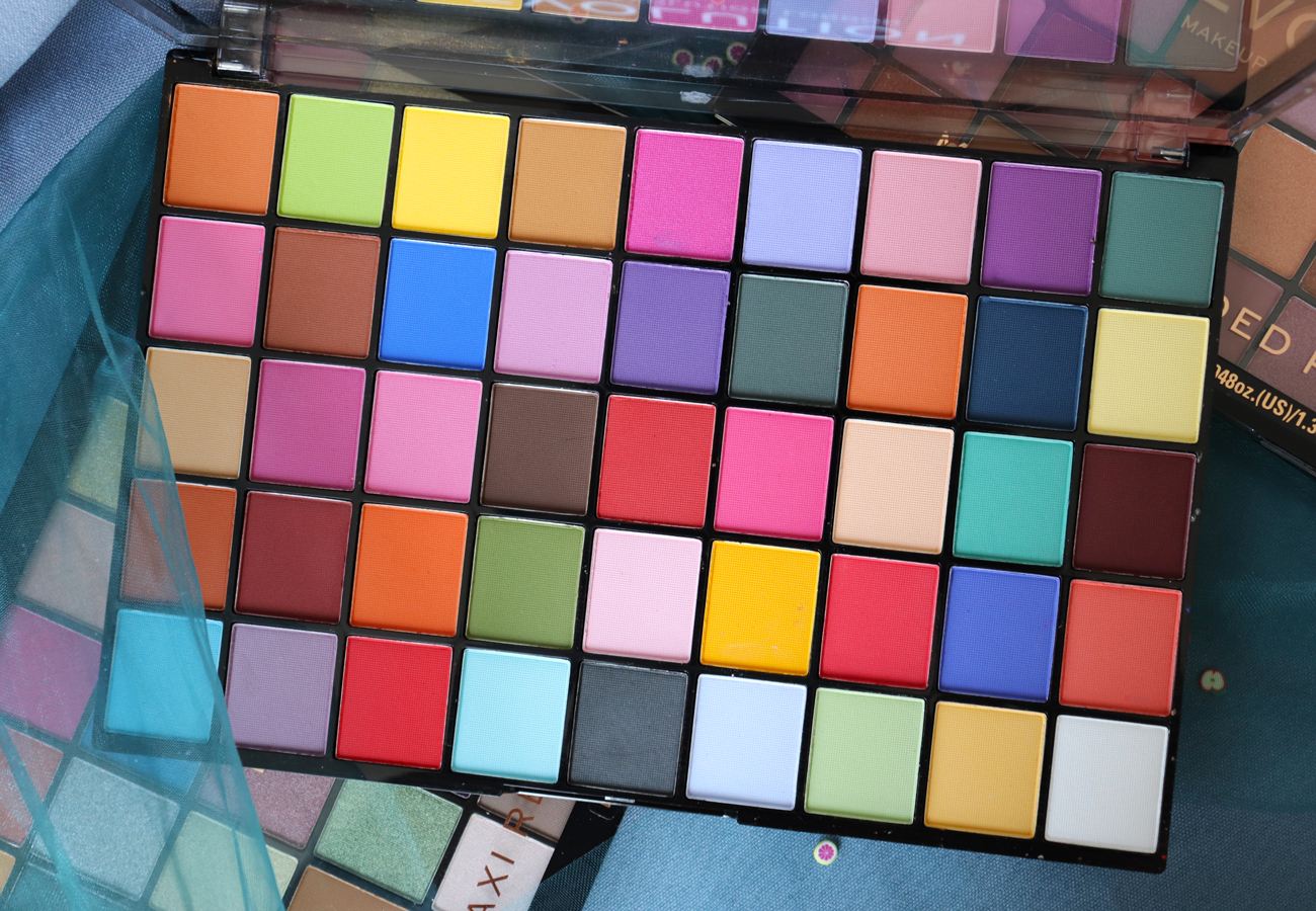 Revolution Makeup Beauty - Monster Mattes Maxi Reloaded Eyeshadow Palette Review & Swatches - Avis Makeup Artist London Paris - Beauty blogger It's Azami - Dream Big - Big Big Love Revolution Makeup Beauty - Monster Mattes Maxi Reloaded Eyeshadow Palette Review & Swatches - Avis Makeup Artist London Paris - Beauty blogger It's Azami - Dream Big - Big Big Love