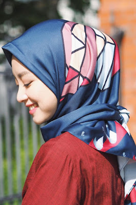 cara memakai jilbab satin 2017 model jilbab satin 2 warna