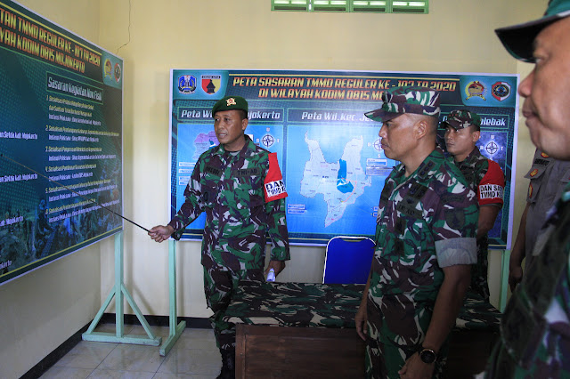 Mojokerto, - TNI Manunggal Membangun Desa (TMMD) Ke-107 TA. 2020 Desa Mojolebak dan Desa Canggu Kecamatan Jetis Kabupaten Mojokerto, Jawa Timur, secara resmi dimulai hari ini, Senin (16/03/2020).  Dimulainya kegiatan TMMD diawali dengan paparan Komandan SSK (Dan SSK) TMMD Ke-107 TA. 2020, Kapten Inf Ansori asal Satuan Yonif Mekanis 521/Dadaha Yudha Kediri, yang tergabung dalam Satgas TMMD Ke-107 Kodim 0815/Mojokerto.    Dihadapan Aster Kasdam V/Brawijaya Kolonel Inf Singgih Pambudi Arinto, SIP., MM., Kapten Inf Ansori memaparkan sejumlah obyek yang menjadi sasaran pada TMMD Ke-107 Kodim 0815/Mojokerto yang berlokasi di Desa Canggu dan Desa Mojolebak Kecamatan Jetis.  Dipaparkan Dan SSK, untuk sasaran fisik pada TMMD ini meliputi, renovasi Perpustakaan SDN Mojolebak Dusun Dadapan, peningkatan jalan lingkungan Dusun Mojolebak volume 580 meter x 3 meter, peningkatan jalan usaha tani (JUT) Dusun Sukodono Desa Canggu volume 600 meter x 2,5 meter, dan renovasi Musholla Miftakunnur.  “Selain sasaran fisik, ada sejumlah sasaran non fisik yang menjadi target dalam TMMD kali ini, Perilaku Hidup Bersih dan Sehat (PHBS), Keluarga Berencana, Pelayanan Administrasi Kependudukan, Wawasan Kebangsaan, Kesiapsiagaan dalammenghadapi bencana, dan kegiatan pemberdayaan masyarakat lainnya,” paparnya.  Paparan yang berlangsung di Balai Desa Mojolebak, disaksikan  LO TNI AL Kodam V/Brawijaya Kolonel Mar Sugiarto, Kasrem 082/CPYJ Letkol Arm Beni Sutrisno, S.Sos., dan Dandim 0815/Mojokerto Letkol Inf Dwi Mawan Sutanto, SH., selaku Dansatgas TMMD 107 Mojokerto.  Tampak pula Kasiter Korem 082/CPYJ Letkol Arm Drs. Syafe'i, Kasdim 0815/Mojokerto Mayor Inf M. Jenal Arifin, Pasibakti Sterrem 082/CPYJ Mayor Inf I Komang Dharma Laksamana, ST., Kapolsek Jetis Kompol Subiyanto, SH., Para Danramil dan Perwira Staf Kodim 0815, OPD Pemkab Mojokerto, dan Kades Mojolebak, Ahmad Rianto. (Jayak)