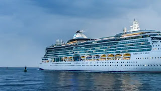 Explainer on the Largest Classes of Colossal Cruise Ships