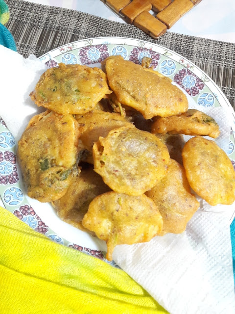 transfer-the-pakoda-to-the-serving-plate