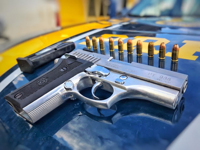 Motorista fica nervoso e policiais localizam pistola furtada dentro de caminhonete 4 Motorista fica nervoso e policiais localizam pistola furtada dentro de caminhonete