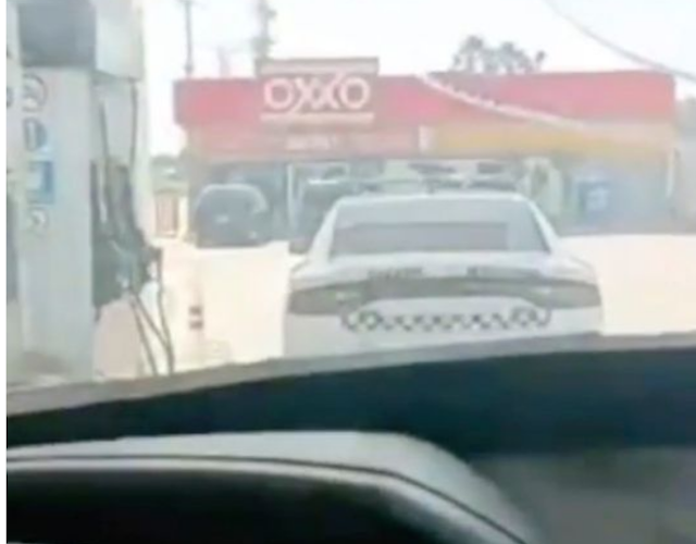 Sicario se graba cargando gasolina a supuesto "Monstruo blindado" frente a Guardias Nacionales en Tamaulipas