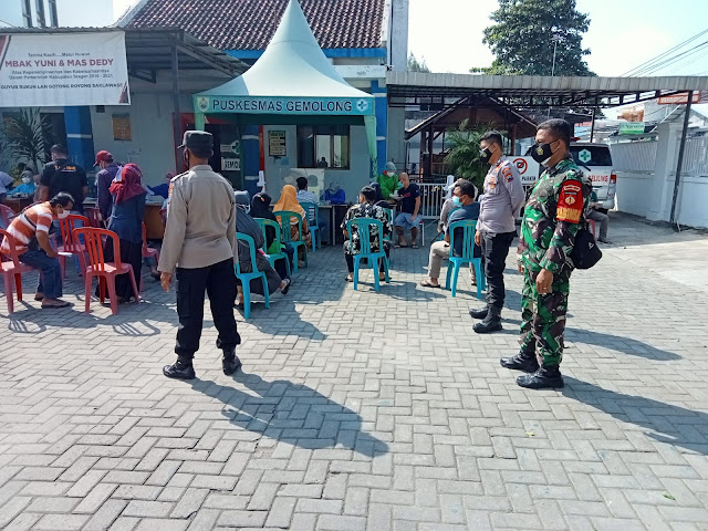 Babinsa Kel. Kragilan Amankan Vaksinasi Tahap II Untuk Lansia