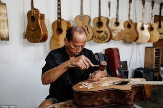Pak I Wayan Tuges, 59, mengaku dapat ide memadukan seni batik dan gitar berasal dari gurunya, yakni seorang seniman berkebangsaan Kanada dan Amerika Serikat. Pada tahun 2005 dia mulai belajar dan Pada tahun 2007, kreasinya telah di ekspor ke Australia, Kanada, Amerika, dan Negara-negara Eropa. 