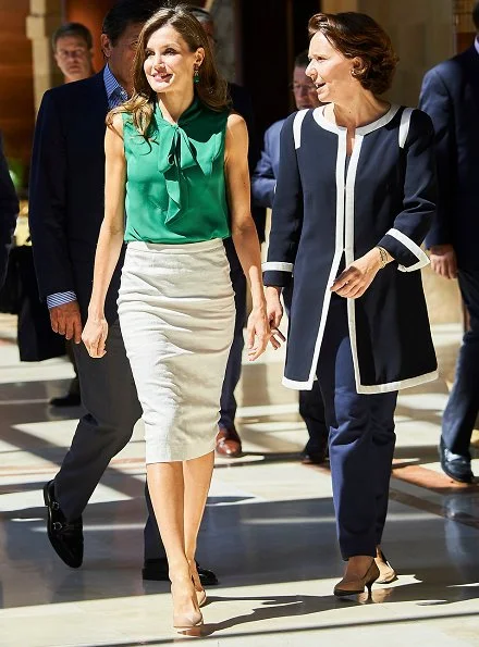 Queen Letizia wore Prada leather pumps and Hugo Boss green silk blouse, Letizia's Jewelry, Coolook Nereida earrings