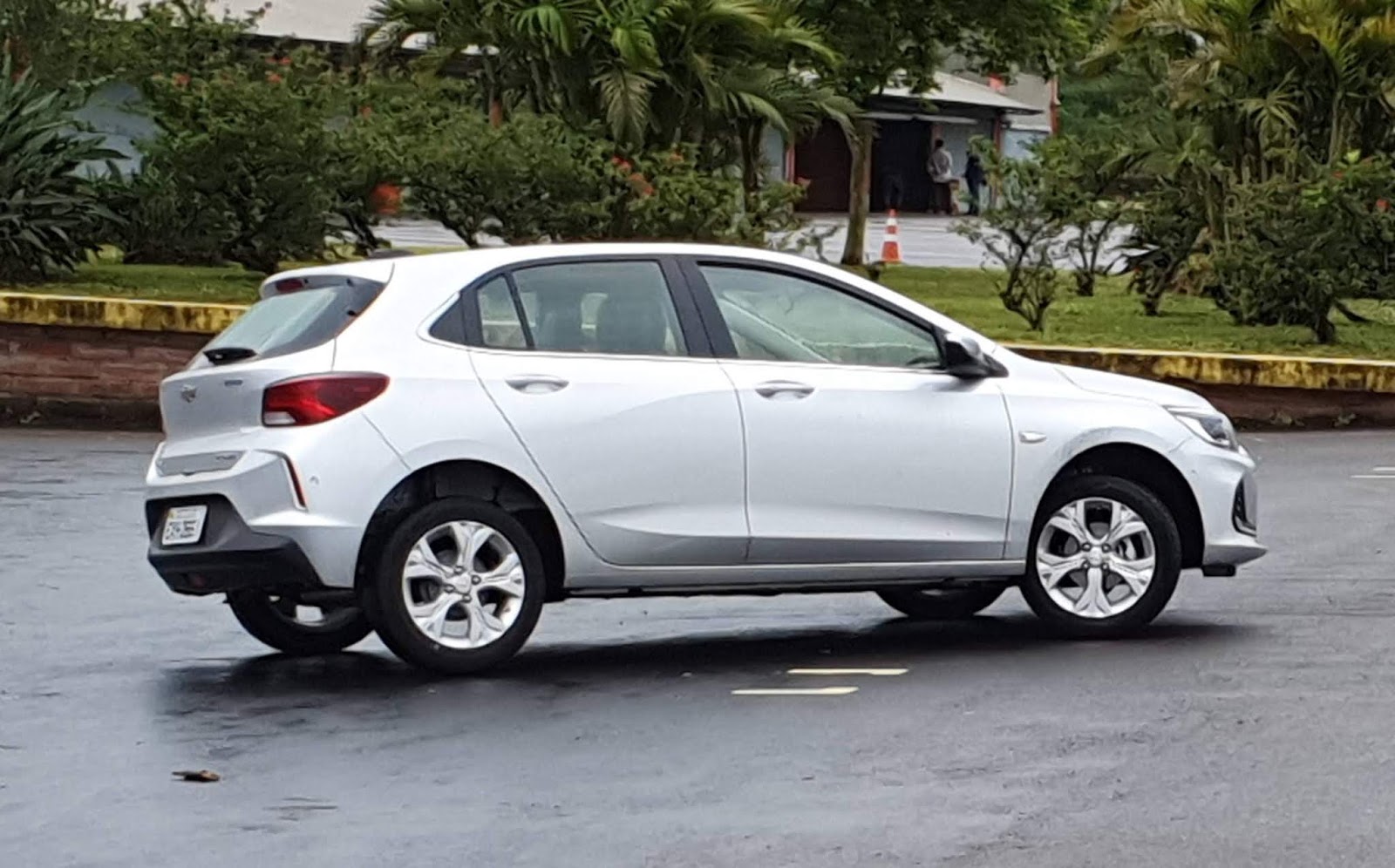 Chevrolet Onix Hatch 2020 chega com mais esportividade
