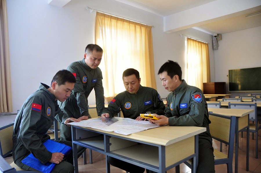 Chinese%2BPLAAF%2Bpilots%2Bgets%2Bnew%2Bequipment%2B5.jpg