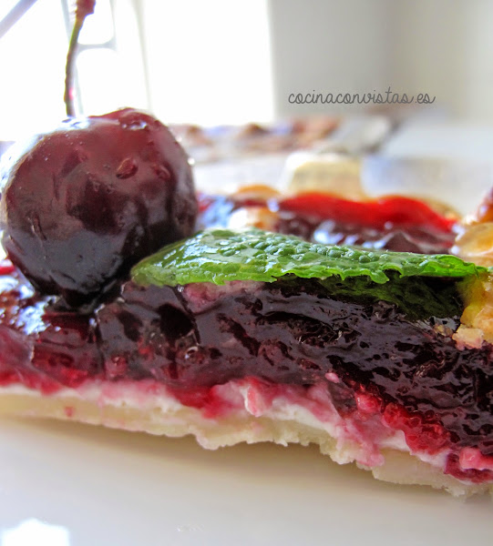 Enrejado de Cerezas y Queso sobre Mazapán.