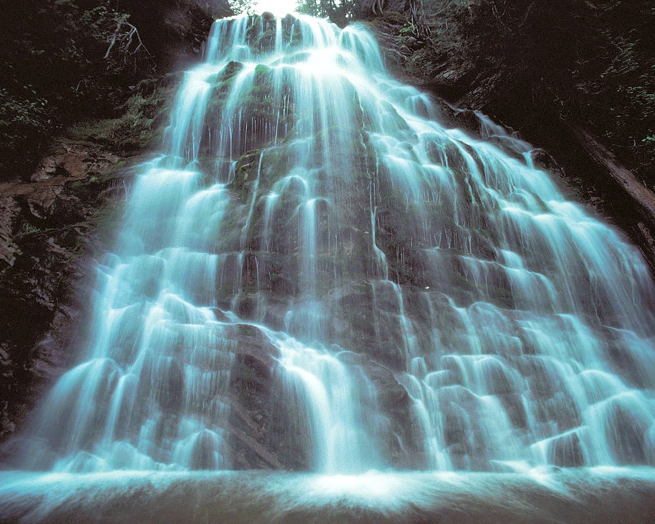 Красивые движущиеся картинки. Движущиеся водопады. Водопад анимация. Анимационные водопады. Двигающий водопад.