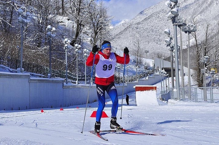 лыжные гонки. лыжник. спортивные лыжи. техника горных лыж. лыжник.