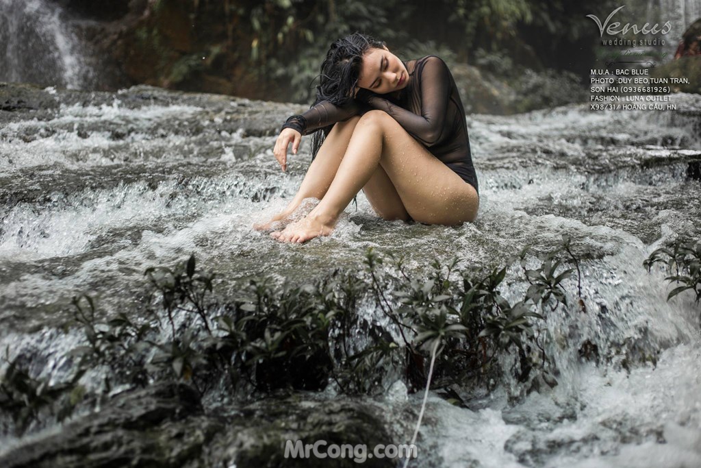 Linh Miu boldly let go of her chest in a set of photos taken under a waterfall