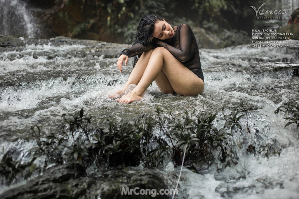 Linh Miu boldly let go of her chest in a set of photos taken under a waterfall photo 1-9